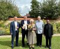 Bild: Stefanie Gradl
1. Vorsitzender der Wählergemeinschaft Arbeitnehmer-Eigenheimer Markus Schertl, 1. Bürgermeister Hans-Martin Schertl, Pfarrer i.R. Dietmar Schindler und Pfarrer Hruday Madanu (von links) gratulierten Theresia Lettner zum 90. Geburtstag.