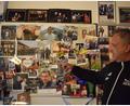 Bild: szl
Marcus Fritsch an seiner "Wall of Fame" mit Autogrammen und Fotos von Promis und Persönlichkeiten. Darunter sind Schauspieler, Musiker und Politiker.