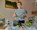 Bild: bl
Uschi Schmid hat das Rezept für Walnusslikör von ihrem Nachbarn übernommen und sorgt so dafür, dass es nicht in Vergessenheit gerät. Bis Weihnachten rührt sie einmal wöchentlich um, damit die Zutaten ihr volles Aroma entfalten können.