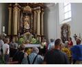 Bild: mrr
Ortsheimatpfleger Hubert Haas (links neben dem Hochaltar) bot den Kirwabesuchern einen Rundgang in der Kirche Maria Hilf an.
