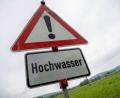 Symbolbild: Pia Bayer /dpa
Regentropfen hängen an einem Schild, das vor Hochwasser warnt, Wolken am Himmel verheißen weiteren Niederschlag. Im Landkreis Schwandorf ist die Lage ruhig.
