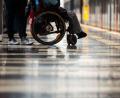 Bild: Andreas Arnold/dpa/dpa-tmn
100 Millionen Euro stellt die Staatsregierung für den barrierefreien Ausbau von 24 zusätzlichen Bahnstationen zur Verfügung. (Symbolbild)