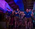 Bild: wel
Die Kirwagesellschaft feiert bei fetziger Stimmungsmusik im Festzelt.