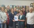 Bild: gis
Mitarbeiterin Elisabeth Kraus (von links), Edeltraud Nickl (Pfarrbüro), Bürgermeister Sebastian Voit, Christina Schnödt, Mitarbeiter Albert Kastl, Mitarbeiterin Annette Schick-Teufel, Leiterin Selma Markhof, Pfarrer Ferdinand Weinberger, Kirchenpfleger Manfred Prechtl und Unterstützer Armin Kellner freuen sich über die Auszeichnung.