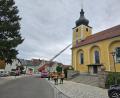 Bild: Karl Georg Haubelt/exb
Schauplatz der (hier im Bild laufenden) Bergungsaktion am Sonntag war die Pfarrkirche Sankt Michael in Wiesau.