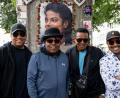 Bild: Lennart Preiss/dpa
Tito Jackson (Zweiter von links) war mit seinen Brüdern Jackie und Marlon sowie seinem Sohn Taryll erst vor einer Woche in München. (Archivbild)