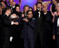 Bild: Chris Pizzello/Invision/AP/dpa
Das „Shogun“-Team nimmt den Emmy Award für die beste Dramaserie des Jahres entgegen.