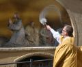 Bild: gf
Nach dem Festgottesdienst am Sonntag segnete Pfarrer Thomas Helm die restaurierten Figuren der Ölbergkapelle hinter der Basilika St. Martin.