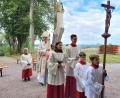 Bild: rha
Zum letzten Bergfestgottesdienst zieht Weihbischof Dr. Josef Graf aus Regensburg in Begleitung von Stadtpfarrer Hrudaya Madanu und den Ministranten in die Bergkirche ein.