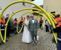Bild: Heike Unger
Eine echte Feuerwehr-Hochzeit haben Anja und Florian Schlegel am Samstag gefeiert: Beide Brautleute sind aktiv in der FFW Haselmühl, deren Jugend die Frischvermählten mit einem Ehrenspalier aus neongelben Feuerwehrschläuchen vor der Kirche St. Nikolaus in Theuern empfing.