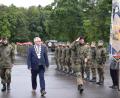 Bild: bnr
Oberstleutnant Marek Krüger (links), Bürgermeister Richard Tischler und Oberst Axel Hardt schreiten die Front der angetretenen Soldaten ab.