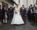 Bild: wel
Durch ein Spalier aus Vereinsvertretern schreiten Sandra und Hubert Roth nach der Trauung