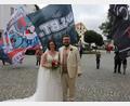 Bild: kro
Jessica und Nico Bergauer vor den wehenden Fahnen des Selber-Wölfe-Fanclubs „Fanatics 2003“, dessen Vorsitzender der Bräutigam ist.