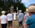 Bild: do
Der Stationen-Weg zum Barbaraberg begann mit dem Besuch der Muttergottes-Statue in Höhe der Speinsharter Grundschule. Der Strahlenkranz von Maria mit 12 Sternen wurde zum Symbol für die Europafahne, so die Erklärung von Wegbegleiter Abt em. Hermann Josef Kugler.