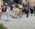 Bild: Josef Glas
Geistlichkeit und Ehrengäste zogen zum Festgottesdienst in die Pfarrkirche St. Michael in Tännesberg ein.