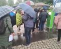 Bild: Matthias Vieweger
Nicht angenehm: Mit Regenschirm und dicker Jacke in der Schlange vor dem Parkautomaten bei der Luisenburg.