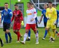 Bild: Werner Franken
Paul Gebhard (weißes Trikot) führt den SSV Jahn Regensburg II beim Spiel in Weiden aufs Feld.