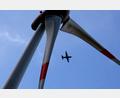 Symbolbild: Karl-Josef Hildenbrand/dpa
Weil sich die Bundeswehr als Träger öffentlicher Belange gegen die Windräder in und um Erbendorf ausgesprochen hat, liegen die Planungen auf Eis.