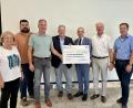 Bild: lei
Spendenübergabe des Fördervereins mit (von links) Zweiter Vorsitzender Marga Klameth, Bürgermeister Stefan Frank, Kassier Christian Faderl, Landrat Richard Reisinger, Vorstand des Kommunalunternehmens Roland Ganzmann, Vorsitzendem Werner Renner sowie Andreas Poeplau von der Bauabteilung des St.-Anna-Krankenhauses.