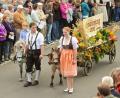 Archivbild: hwk
Die Gemeinde hofft auf einen ähnlich großen Erfolg beim Historischen Erntedankzug 2025 wie bei dem Event 2010 (Bild). Damals säumten unzählige Gäste die Straßen durch Kastl.