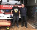 Bild: wro
Das Team des Gastgebers, die Feuerwehr Fuchsmühl, wird von Roland Oppl (links) betreut, der bei seiner Arbeit von David Häckl unterstützt wird. Bereit steht seit geraumer Zeit der Bollerwagen, in dem der Getränkeproviant für das Fuchsmühler Team Platz finden wird. Verantwortlich für die Organisation ist Kommandant Christian Thinschmied (rechts).