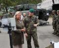 Bild: Extern/exb
Die Wehrbeauftragte des Bundestags, Eva Högl, beim Rundgang in der Grenzlandkaserne mit Oberstleutnant Ralf Georgi.