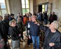 Bild: Franz Grabinger/exb
Interessiert lauschen die Fahrtteilnehmer den spannenden Ausführungen der Gästeführerin im Schloss Tynec.
