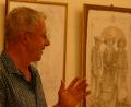 Bild: Forum Nabburg
Michel Fuchs führt bei der Eröffnung die Besucher durch die Ausstellung im Schmidt-Haus.
