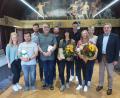 Bild: kek
Arbeitsjubiläen, Ausbildungsabschlüsse und Abschiede im Auerbacher Rathaus: (vorne, von links) Patrick Hamerla, Arno Schwemmer, Margit Ebner, Ingrid Hofmann und Bürgermeister Joachim Neuß.