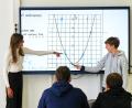 Bild: Peter Ringeisen
Greta Hoffmann (links) und Jakob Nowitzki bei der Kurvendiskussion an der neuen digitalen Tafel. Dieses Gebiet der Mathematik gehört mit zum Stoff des Jahrgangsstufentests, der auch den Zehntklässlern des HCA-Gymnasiums bevorsteht.