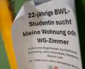 Symbolbild: Peter Kneffel/dpa
Kurz vor Beginn des Wintersemesters halten wieder Tausende Studierende Ausschau nach einem WG-Zimmer. Vor allem in München kann das richtig teuer werden. (Archivbild)