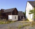 Bild: bkr
Das Riedlanwesen auf dem Speckermühlplatz wird bald der Vergangenheit angehören. Das Wohnhaus, der Stadel und die beiden dazwischenliegenden Garagen sollen ab Mitte November abgebrochen werden.