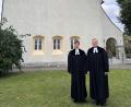 Bild: hdk
Zwei evangelische Pfarrer aus dem Landkreis Amberg-Sulzbach, deren Vorgesetzter ab 2025 in Bayreuth sitzt: (von links) Michael Herán und Horst Kurz vor der Christuskirche in Auerbach.