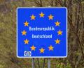 Symbolbild: Angelika Warmuth/dpa
Auf ein Verkehrszeichen mit der Aufschrift "Bundesrepublik Deutschland, hat es ein bislang unbekannter Dieb am Grenzübergang Bärnau abgesehen.