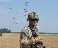 Bild: jut
Colonel Joshua Gaspard ist der Kommandeur der 173. Airborne-Brigade der US-Armee. Im Hintergrund schweben gerade Fallschirmspringer seiner Einheit zu Boden. Die Übung ist Teil von "Saber Junction 24".