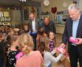 Bild: ge
Mit Begeisterung empfingen die Kinder in Hahnbach ihre Brotzeitdosen von Landrat Richard Reisinger, Robert Graf und Georg Götz (von rechts).