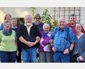 Bild: no
Gratulationscour in Schöpfendorf: (von rechts): Enkelin Sandra, Bürgermeister Dieter Dehling, Bruder Fritz, Jubilarin Frieda Dehling, Enkel Marco, der Vorsitzende des Gartenbauvereins Illschwang, Wolfgang Stowasser, Tochter Anneliese, Schwiegertochter Brigitte und Ulrike, eine gute Freundin aus Gehrsricht.