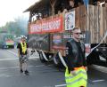 Archivbild: fks
Auf dem Wagen der Jugendfeuerwehr Erbendorf war Partystimmung angesagt. Mit Bannern wiesen sie auf die kommende Rockdisco hin und bedankten sich auch bei ihrer Wagenbegleitung vom GFP Erbendorf.