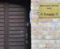 Bild: Hendrik Schmidt/dpa
Nach dem Angriff eines rechtsextremen Täters am 9. Oktober 2019 sind noch die Einschusslöcher an einer Tür zur Synagoge in Halle zu sehen. Es war der Versuch eines Massenmordes an Juden am Feiertag Jom Kippur. Gegen den zunehmenden Antisemitismus wollen Kathrin Birner und Stefan Dietl mit einer Veranstaltungsreihe ein Zeichen setzen.