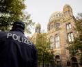 Symbolbild: Christoph Soeder/dpa
Mit der Krise nach dem Hamas-Massaker in Israel nehmen auch in Deutschland antisemitische Äußerungen zu. Weil auch Anschläge befürchtet werden, musste der Schutz jüdischer Einrichtungen (im Bild die Neue Synagoge in Berlin) verstärkt werden.