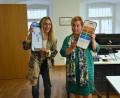 Bild: ubb
Mitarbeiterin Janka Hannemann-Mathes und Chefin Cornelia Stahl (von links) begrüßten im Büro von "Leben Plus" Tirschenreuth mit einem lustigen Sketch die Gäste zur Vorstellung der nun fertiggestellten "Leben Plus"-App.