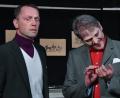 Bild: Stephan Huber
Die Mimik der Akteure – hier Stefan Kumeth (links) und Stefan Reindl – der Freilichtbühne am Buchberg ist heuer, bei "Arsen und Spitzenhäubchen", ganz großes Kino .