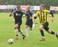 Bild: Gebert
Kreisliga-2-Spitzenreiter FC Tirschenreuth empfängt am Sonntag Bezirksliga-Absteiger VfB Rehau. Das Bild zeigt eine Szene vom Tirschenreuther 4:1-Sieg bei der SpVgg Weißenstadt. Hier zieht der zweifache Torschütze Nico Stark (rechts) an den SpVgg-Akteuren Maximilian Hartbauer (links) und Jan Albrecht vorbei.