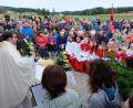 Bild: do
Die Zeichen stehen auf eine gedeihliche Zusammenarbeit. Mehr als 500 Gläubige fanden sich in Metzenhof ein, um mit Pfarrer Johannes Bosco im Rahmen eines feierlichen Gottesdienst und mit einem anschließenden Kennenlern-Fest den Beginn eines neuen Pfarreienverbundes der Ortskirchen aus Eschenbach und Kirchenthumbach zu feiern.