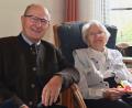 Bild: gf
Kümmersbrucks stellvertretender Bürgermeister Hubert Blödt gratulierte Anneliese Röhnert zum 90. Geburtstag.