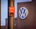 Bild: Moritz Frankenberg/dpa
VW könnte einem Bericht zufolge Zehntausende Stellen abbauen.