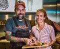 Bild: Cube/StMELF
Giuseppe und Salina Messina kochen im Bayerntruck für die Passanten.