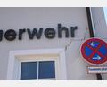 Bild: bey
Die Risse in der Fassade des Feuerwehrhaues in Etzenricht sind unübersehbar. Jetzt sollen Harzinjektionen den Untergrund verfestigen.