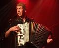Bild: Michael-A. Schmiedel/exb
Mit Akkordeon & Gitarre ist Maxi Pongratz auf Tour.