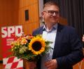 Bild: Laura Fröhler
Blumen für den Sieger: Der Eschenbacher Gregor Forster freut sich über seine Nominierung als Bundestagskandidat der SPD Nordoberpfalz.